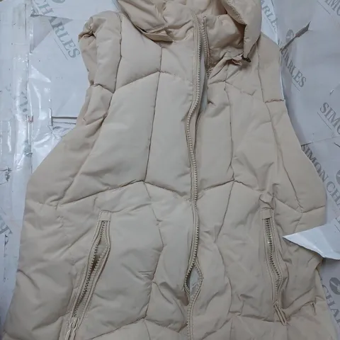 APPROXIMATELY 3 CLOTHING ITEMS INCLUDING: CREAM AND GREEN SLEEVELESS PUFFER JACKETS (ALL OF DIFFERENT SIZES)