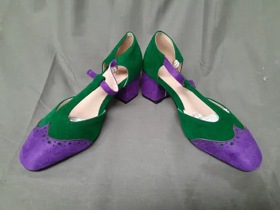 BOXED PAIR OF DESIGNER CLOSED TOE BLOCK HEEL SHOES IN GREEN/PURPLE EU SIZE 41