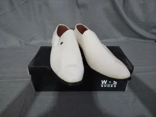 APPROXIMATELY 10 BOXED PAIR OF LOAFERS IN VARIOUS SIZES 