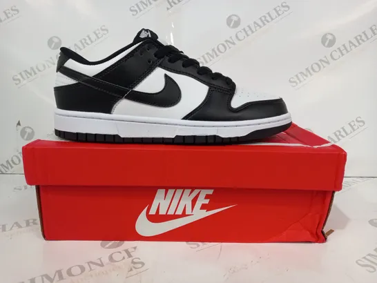 BOXED PAIR OF NIKE SB DUNK LOW TRAINERS IN BLACK/WHITE UK SIZE 6