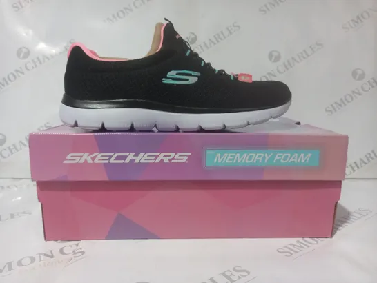 BOXED PAIR OF SKECHERS TRAINERS IN BLACK/CYAN/PINK SIZE 6