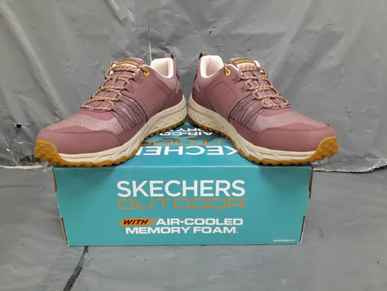 BOXED PAIR OF SKECHERS OUTDOOR MEMORY FOAM TRAINERS IN MAUVE SIZE 7