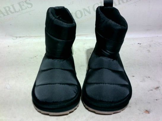 PAIR OF H&M BOOTS (FLUFFY INSIDE, BLACK) CHILD SIZE 10-11 UK, 