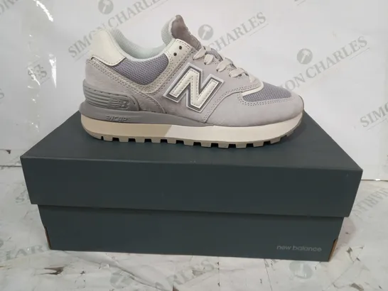 BOXED PAIR OF NEW BALANCE SHOES IN GREY UK SIZE 5