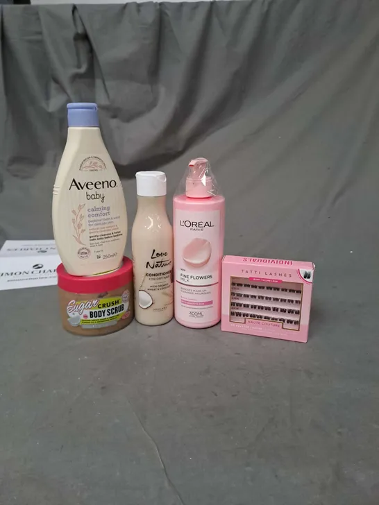 APPROXIMATELY 20 ASSORTED COSMETIC PRODUCTS TO INCLUDE AVEENO BABY LOTION, SOAP AND GLORY SUGAR SCRUB AND TATTI LASHES ETC. 