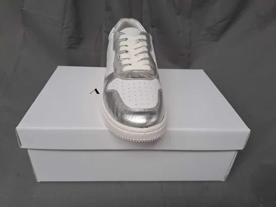 BOXED PAIR OF AADA STUDIOS SHOES IN WHITE/METALLIC SILVER EU SIZE 39