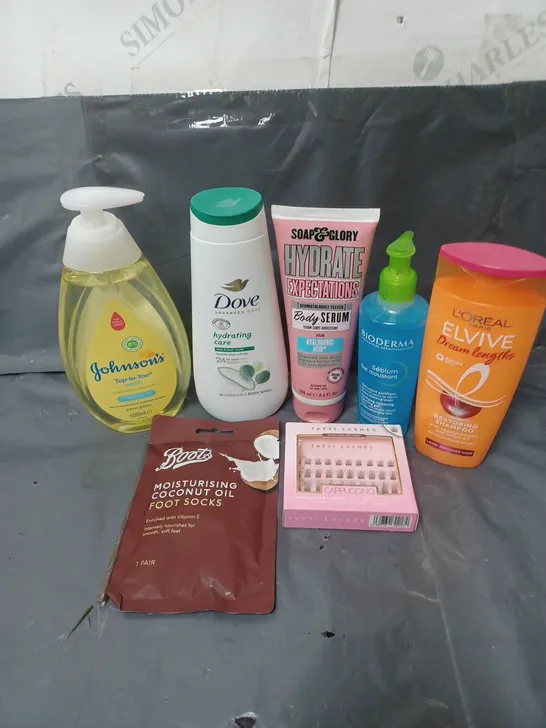 APPROXIMATELY 20 ASSORTED COSMETIC PRODUCTS TO INCLUDE JOHNSON'S BABY WASH, DOVE BODY WASH AND TATTI LASHES ETC. 