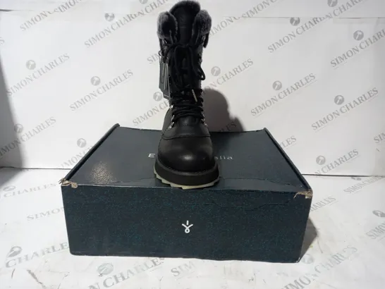 BOXED PAIR OF EMU AUSTRALIA COMORO LEATHER BOOTS IN BLACK SIZE 5