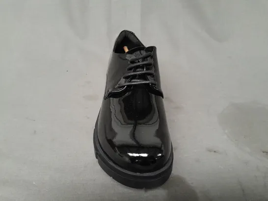 BOXED PAIR OF CLARKS LACE-UP SHOES IN GLOSSY BLACK UK SIZE 7