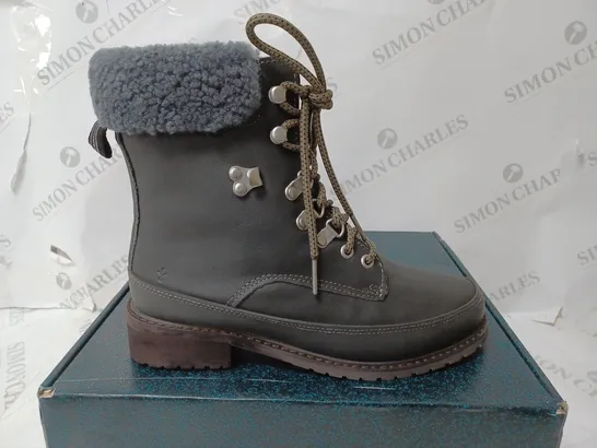 EMU OKAB WATERPROOF BOOTS, DARK GREY - SIZE 5