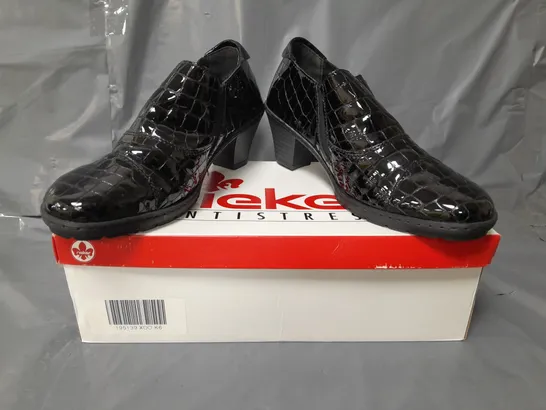 BOXED PAIR OF RIEKER BLOCK HEEL SHOES IN GLOSSY BLACK CROC SIZE 6