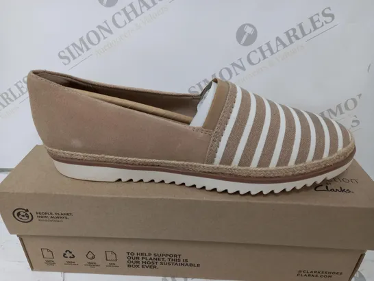 BOXED PAIR OF CLARKS SERENA PAIGE SLIP-ON SHOES IN SAND UK SIZE 7