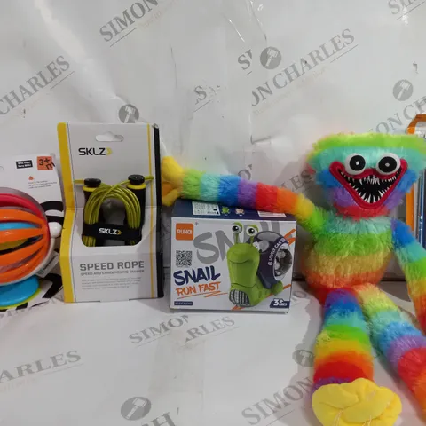 BOX OF APPROX 25 ASSORTED TOYS TO INCLUDE - SKLZ SKIPPING ROPE - STICKY SPINNER - RUNQI SNAIL RUN FAST ECT