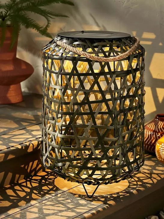 BRAND NEW BOXED CRISS CROSS ARUBA WEAVE SOLAR RATTAN LAMP