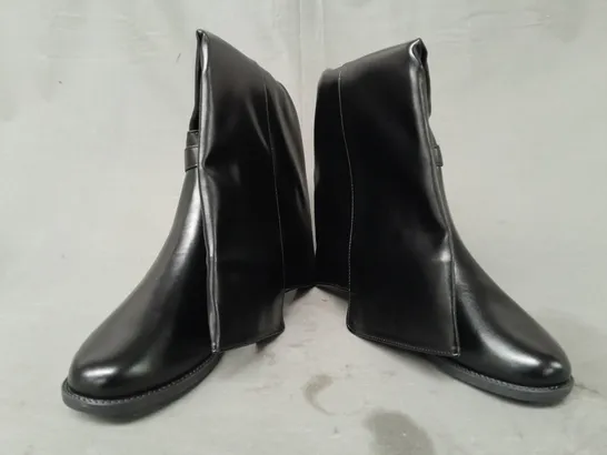 BOXED PAIR OF DESIGNER KNEE-HIGH BOOTS IN BLACK EU SIZE 39