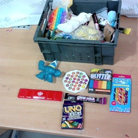 BOX OF A LARGE QUANTITY OF ASSORTED TOY AND GAME ITEMS TO INCLUDE SCRIBBLE POP SHOP SCENTED COLOURING PENCILS, GLOW STICK CRAYOLA CHALK PACK, UNO FLIP! ETC