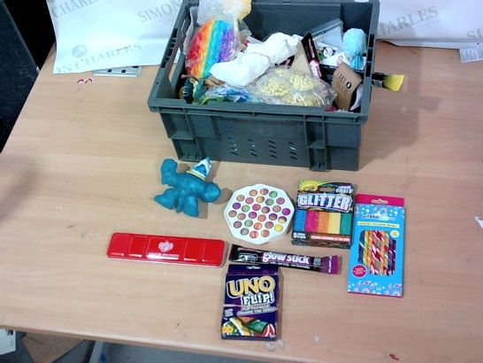 BOX OF A LARGE QUANTITY OF ASSORTED TOY AND GAME ITEMS TO INCLUDE SCRIBBLE POP SHOP SCENTED COLOURING PENCILS, GLOW STICK CRAYOLA CHALK PACK, UNO FLIP! ETC