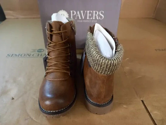 PAIR OF PAVERS BROWN BOOTS IN TAN - 7(40)