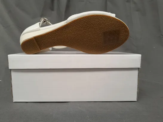 BOXED PAIR OF SPOT ON PEEP TOE PARTY SHOES IN WHITE W. GLITTER EFFECT EU SIZE 32