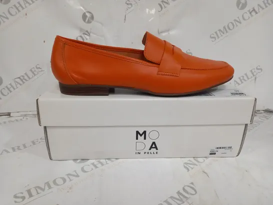 BOXED PAIR OF MODA IN PELLE ADELYN ORANGE LEATHER UNLINED FLAT LOAFER IN SIZE 40