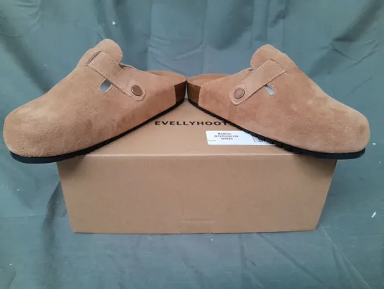 BOXED PAIR OF EVELLYHOOTD LEATHER CLOGS IN CHESTNUT EU SIZE 38