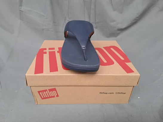 BOXED PAIR OF FITFLOP LULU LEATHER TOE-POST SANDALS IN NAVY UK SIZE 4.5