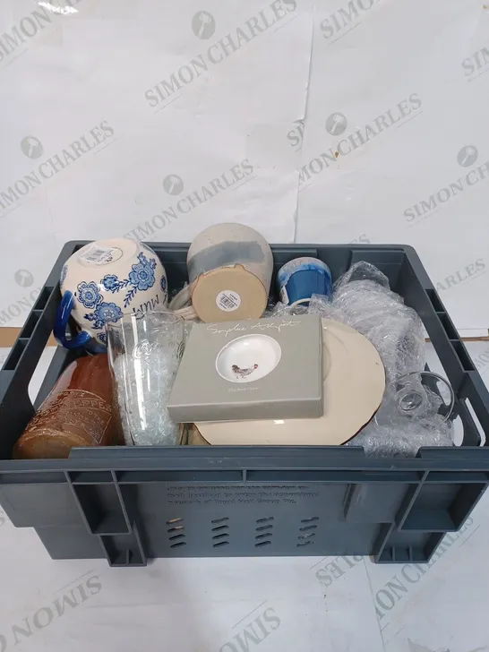 BOX TO CONTAIN APPROX 20-25 ASSORTED DRINKING GLASSES, MUGS, CERAMICS MUGS - COLLECTION ONLY