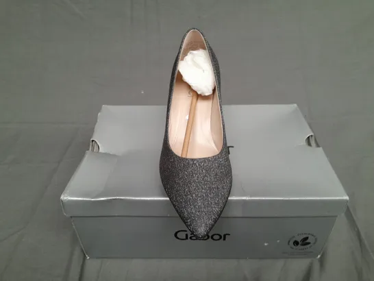 BOXED PAIR OF GABOR DANE HEEL IN SILVER GLITTER SIZE 4 1/2