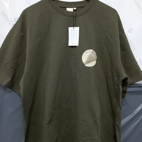 BEYOND NINE JUDE TEE IN OLIVE - SMALL