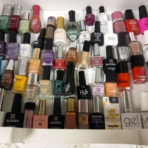 APPROXIMATELY 90 ASSORTED NAIL VARNISH/GELS TO INCLUDE; BARRY M, BLUESKY, CRYSTAL NAILS, THE GEL BOTTLE, SALLY HANSEN, ROSALIND, REVLON, AVON AND SNAIL WORKS