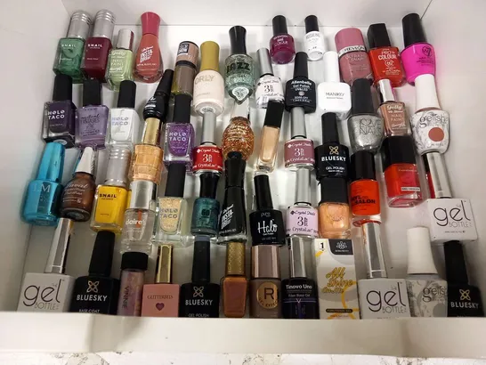 APPROXIMATELY 90 ASSORTED NAIL VARNISH/GELS TO INCLUDE; BARRY M, BLUESKY, CRYSTAL NAILS, THE GEL BOTTLE, SALLY HANSEN, ROSALIND, REVLON, AVON AND SNAIL WORKS