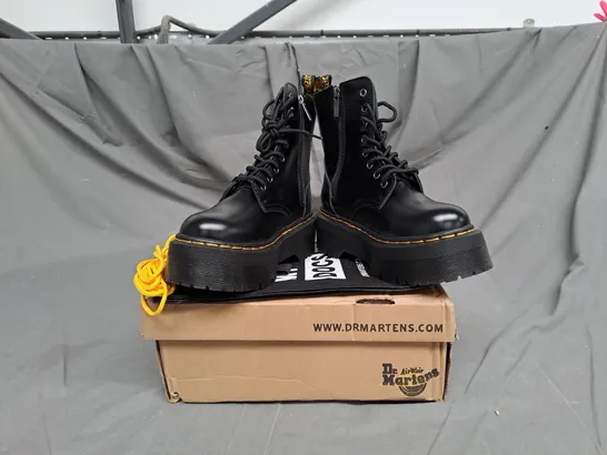 BOXED PAIR OF DR MARTENS CLASSIC BOOTS IN BLACK SIZE 4