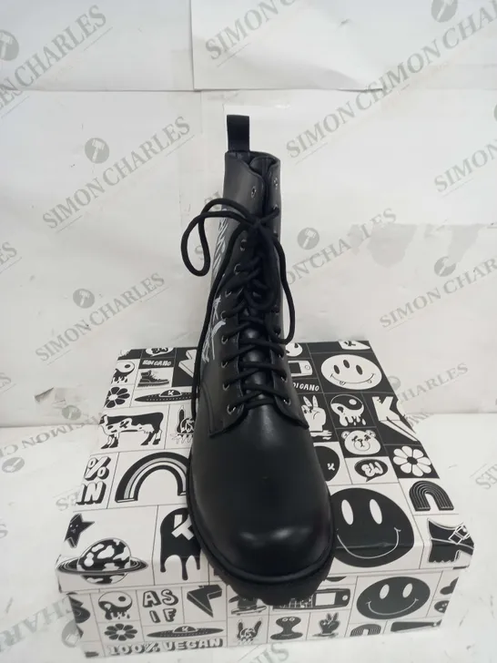 BOXED PAIR OF KOI FOOTWEAR THE STATEMENT ANIMAL FREE MENS MILITARY BOOTS - SIZE 8