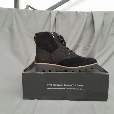 BOXED PAIR OF VIONIC LARSON LACE UP BOOTS IN BLACK SIZE 4