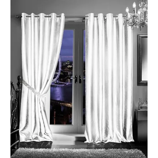 BAGGED MAGNHILD BLACKOUT EYELET CURTAIN