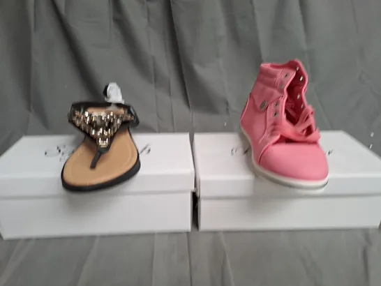 BOXED LOT OF APPROX. 10 PAIRS OF LADIES SHOES. VARIOUS SIZES. 2 DIFFERENT COLOURS AND STYLES