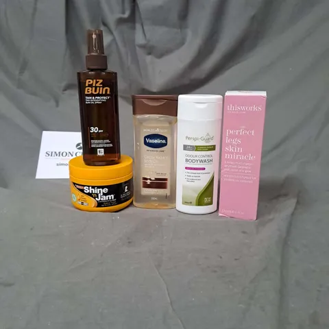 APPROXIMATELY 20 ASSORTED COSMETIC PRODUCTS TO INCLUDE VASELINE BODY OIL, PIZ BUIN SUN OIL SPRAY AND SHINE N JAM HAIR GEL ETC. 