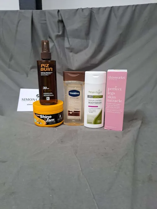 APPROXIMATELY 20 ASSORTED COSMETIC PRODUCTS TO INCLUDE VASELINE BODY OIL, PIZ BUIN SUN OIL SPRAY AND SHINE N JAM HAIR GEL ETC. 