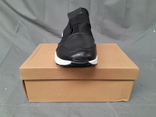 BOX OF APPROXIMATELY 10 BOXED PAIRS OF DESIGNER SHOES IN BLACK - VARIOUS SIZES