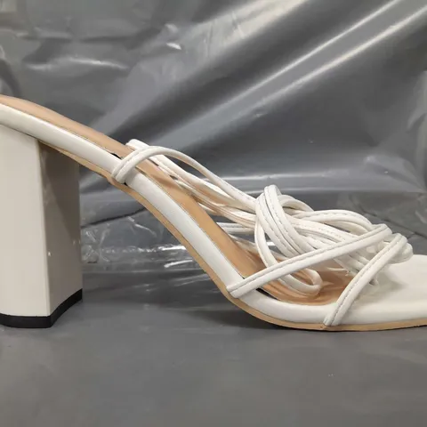 BOXED PAIR OF DESIGNER OPEN TOE STRAPPY BLOCK HEEL SANDALS IN WHITE EU SIZE 38