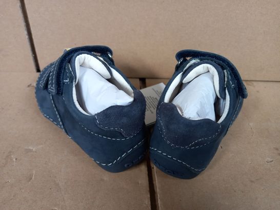 BOXED PAIR OF GEOX FAUX LEATHER BABY SHOES IN NAVY SIZE UNSPECIFIED