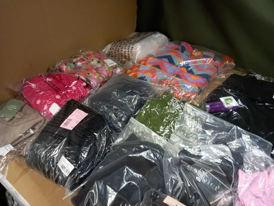 LOT OF APPROX 25 ASSORTED CLOTHING ITEMS VARYING IN SIZE/COLOUR/STYLE TO INCLUDE: TROUSERS, TOPS, DRESSES