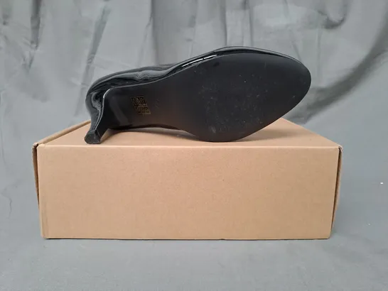 BOXED PAIR OF GOOD FOR THE SOLE WIDE FIT COMFORT CLOSED TOE HEELED SHOES IN GLOSSY BLACK SIZE 7