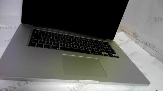 SILVER MACBOOK PRO 2015