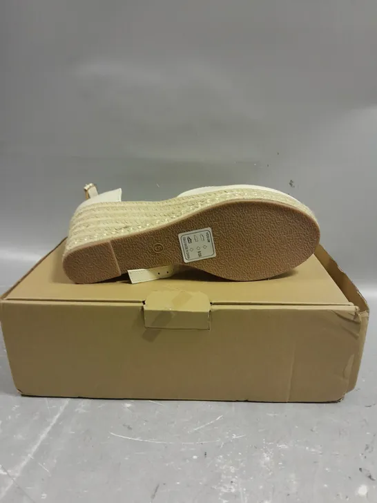 BOXED PAIR OF EVERYDAY WEDGE HEEL SHOES IN CREAM - 5