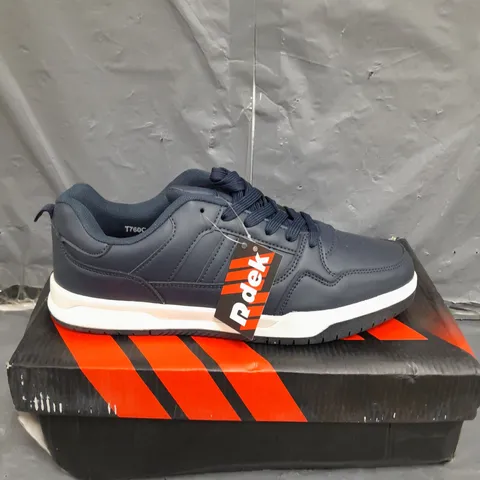 BOX OF RDEK TWIN STRIPE LACE TRAINER SIZE 8 