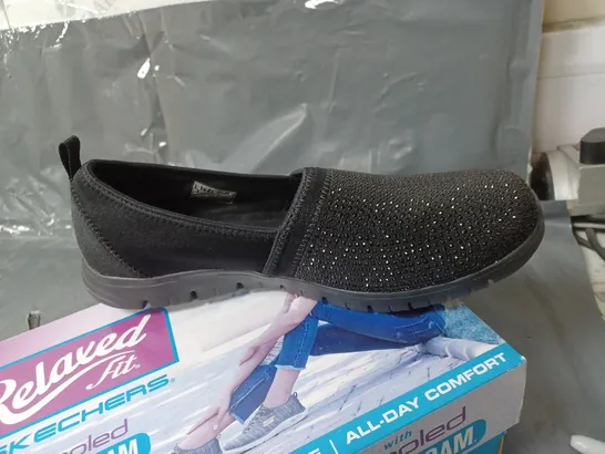 BOXED PAIR OF SKECHERS RELAXED FIT AIR COOLED MEMORY FOAM TRAINERS UK SIZE 7 - BLACK - 