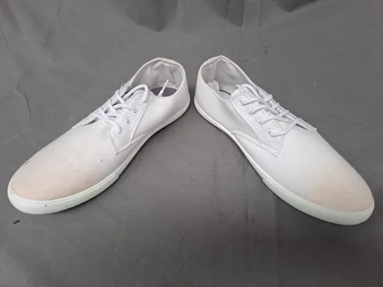 BOX OF APPROXIMATELY 5 PAIRS OF DESIGNER CANVAS SHOES IN WHITE IN VARIOUS SIZES