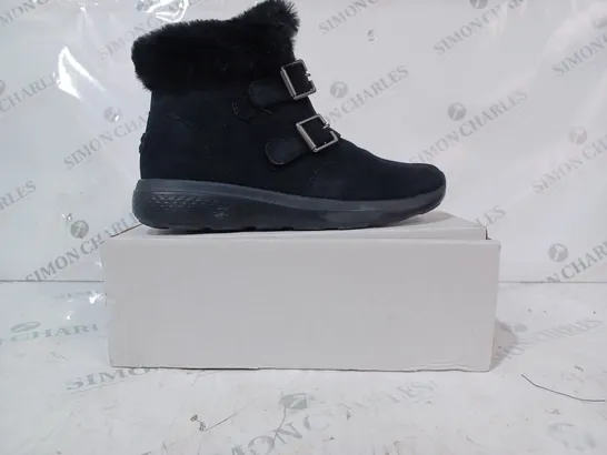 BOXED PAIR OF SKECHERS WINTER ON THE GO FAUX FUR TRIM BOOTS, BLACK - SIZE 5.5