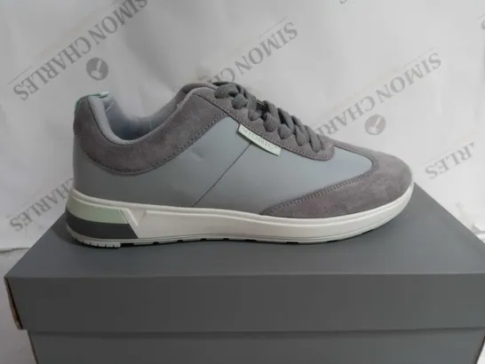 BOXED VIONIC TRAINERS IN GREY SIZE 7